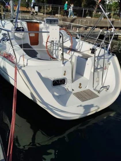 Velero OCEANIS 323