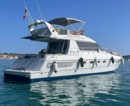 Barco a motor usado YARDING 42 FLY