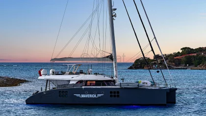 Velero Sunreef 70